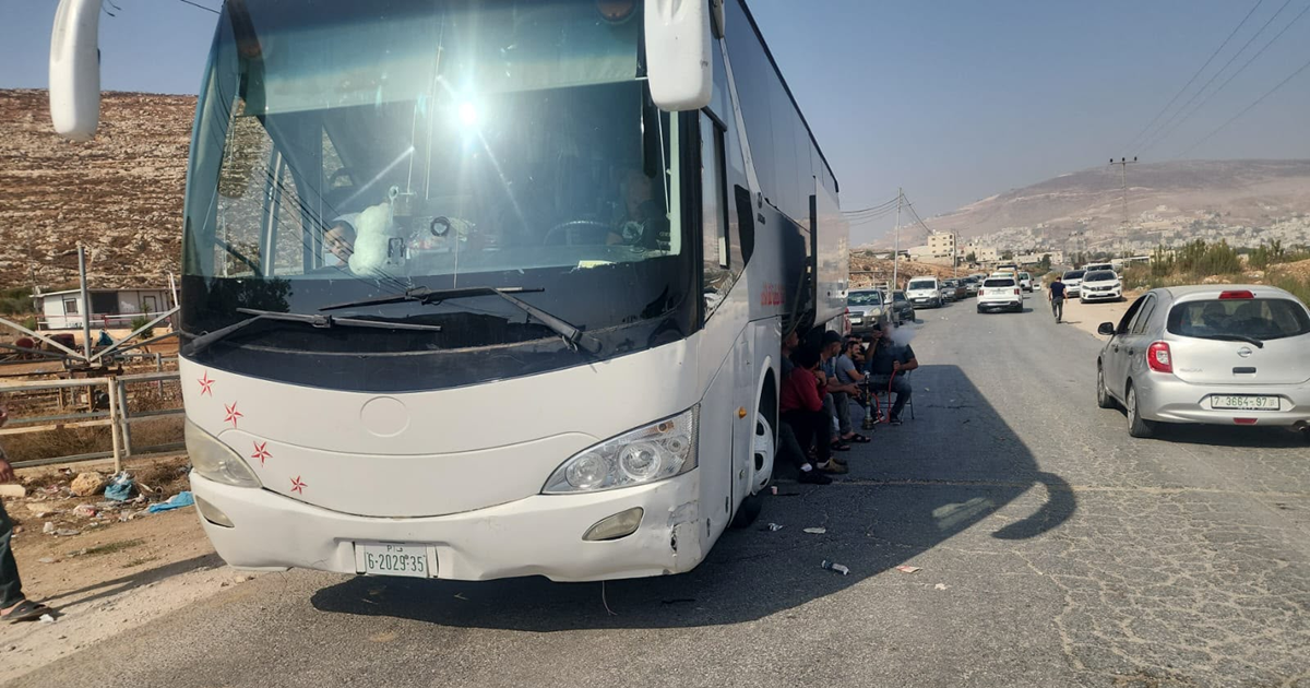 فرحٌ في قفص حديدي .. احتجاز حافلة "معازيم" عروسين على حاجز بيت فوريك لأكثر من 18 ساعة
